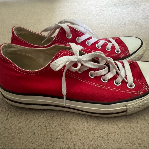 Converse Women’s Size 9 Lowtop Red Sneakers - Picture 3 of 5